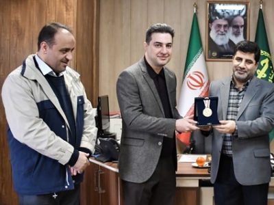 نشان سرباز صلح آذربایجان بر سینه رئیس سازمان جهادکشاورزی استان آذربایجان شرقی