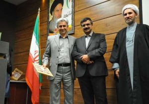 برگزاری مراسم گرامیداشت هفته پژوهش و فناوری و تجلیل از پژوهشگران برگزیده مرکز تحقیقات و آموزش کشاورزی و منابع طبیعی آذربایجان شرقی