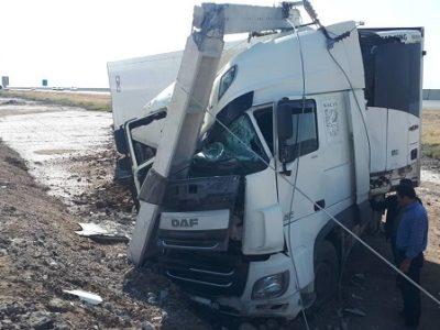 خسارت به شبکه برق رسانی تبریز در پی برخورد یک دستگاه تریلی با تیر برق
